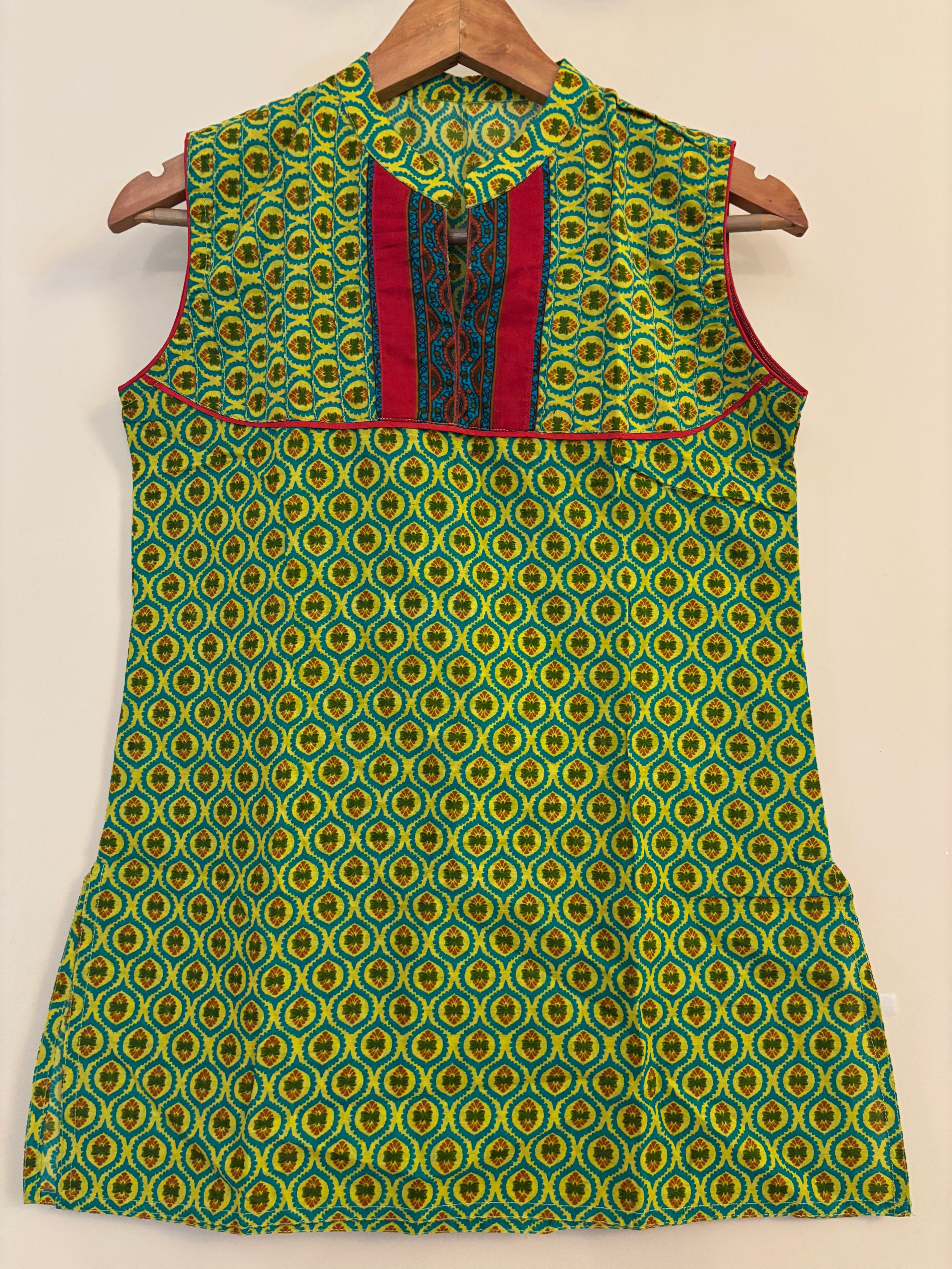 Green sleeveless short top/kurtie