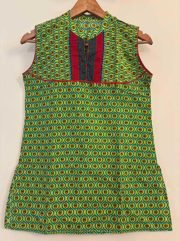 Green sleeveless short top/kurtie