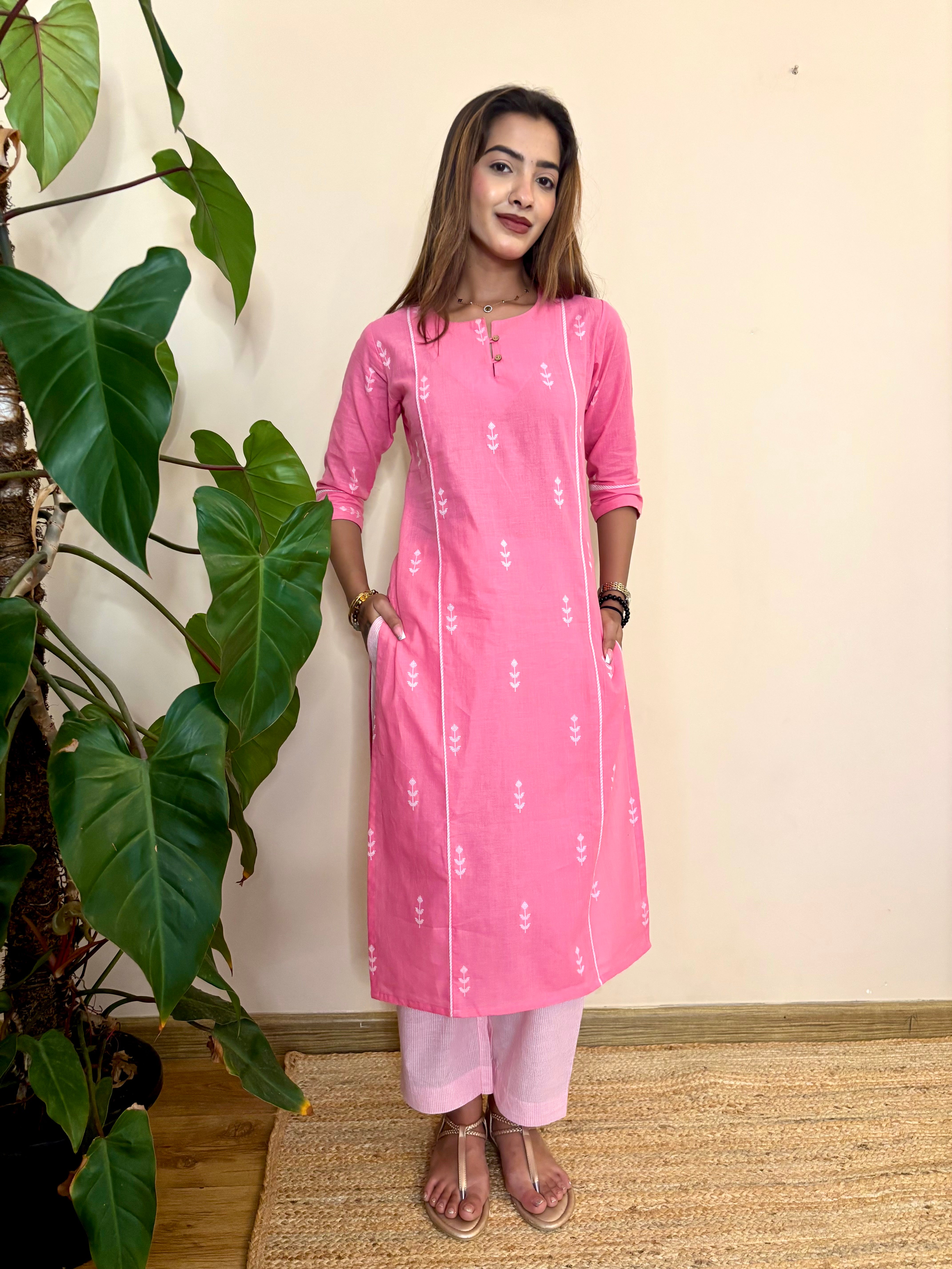 in this kurta set  pant pockets are there
